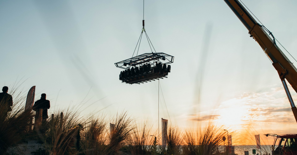 Dinerplatform zweeft in de lucht tijdens een zonsondergang (c) Jeremy Ziessen