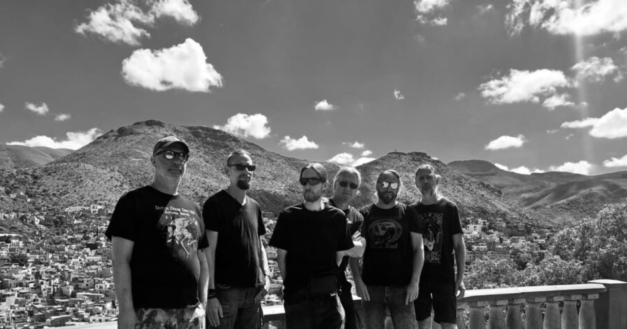 Zwart-wit bandfoto van de Nederlandse doom metal band Officium Triste in een bergrijke omgeving wat past bij de melancholische melodieën, loodzware riffs en diep emotionele atmosfeer. Zwart-wit bandfoto van de Nederlandse doom metal band Officium Triste in een bergrijke omgeving wat past bij de melancholische melodieën, loodzware riffs en diep emotionele atmosfeer.