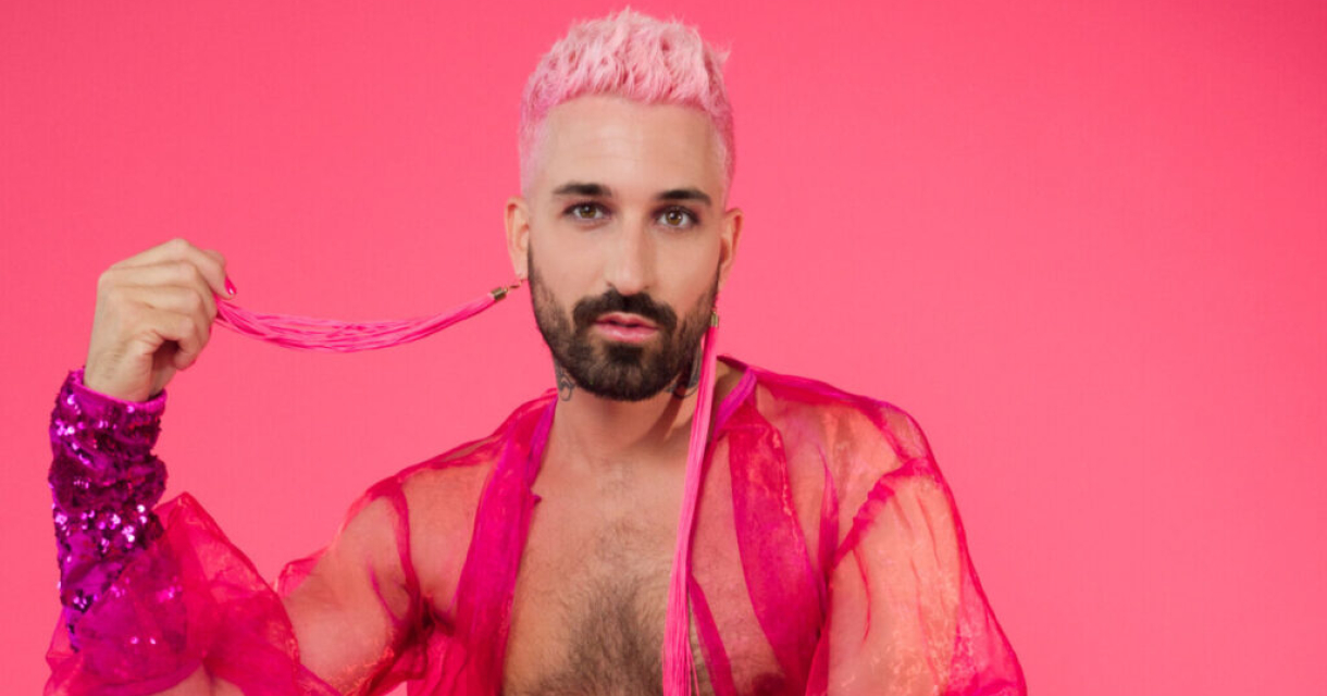 Portret van queer artiest Stemin in roze negligé, roze achtergrond en roze haren, die bekend staat om zijn unieke mix van pop, soul en persoonlijk verhaal. Portret van queer artiest Stemin in roze negligé, roze achtergrond en roze haren, die bekend staat om zijn unieke mix van pop, soul en persoonlijk verhaal.