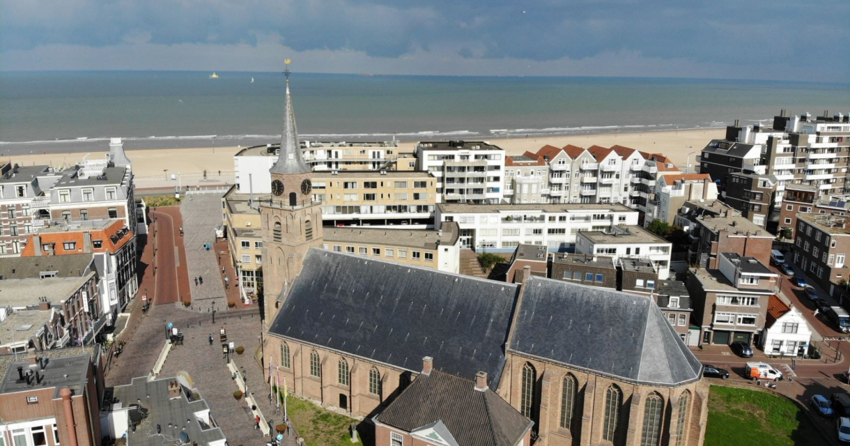 Boven aanzicht Oude Kerk Scheveningen met de strand en zee op de achtergrond. Boven aanzicht Oude Kerk Scheveningen met de strand en zee op de achtergrond.