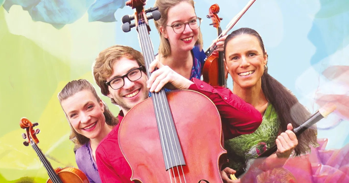 Vier musici met strijkinstrumenten en blokfluit lachen in de camera tegen een kleurrijke achtergrond. Vier musici met strijkinstrumenten en blokfluit lachen in de camera tegen een kleurrijke achtergrond.