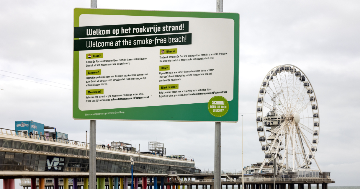 Bord op het strand naasr de Pier met Rookvrije zone regels. Bord op het strand naasr de Pier met Rookvrije zone regels.
