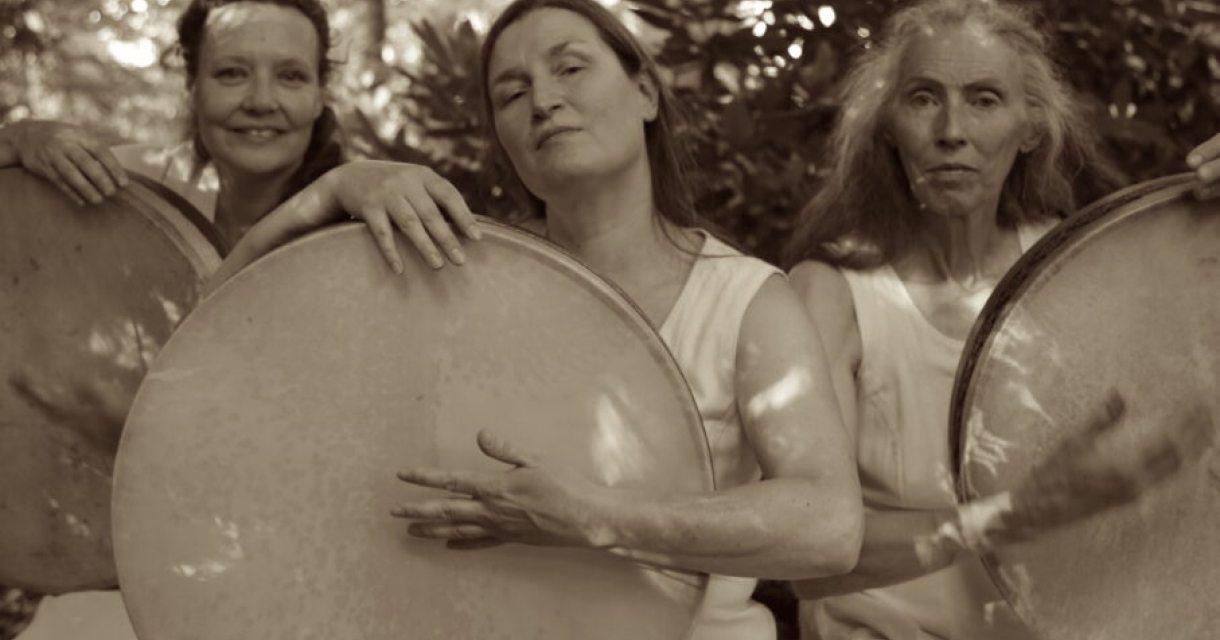 Het frame drum-ensemble Saffraan, bestaande uit Barbara Loen, Sahaja Pragt en Irmgard Cottaar. Hun muziek verbindt ritme met het vrouwelijke principe. Foto: Stronk Het frame drum-ensemble Saffraan, bestaande uit Barbara Loen, Sahaja Pragt en Irmgard Cottaar. Hun muziek verbindt ritme met het vrouwelijke principe. Foto: Stronk