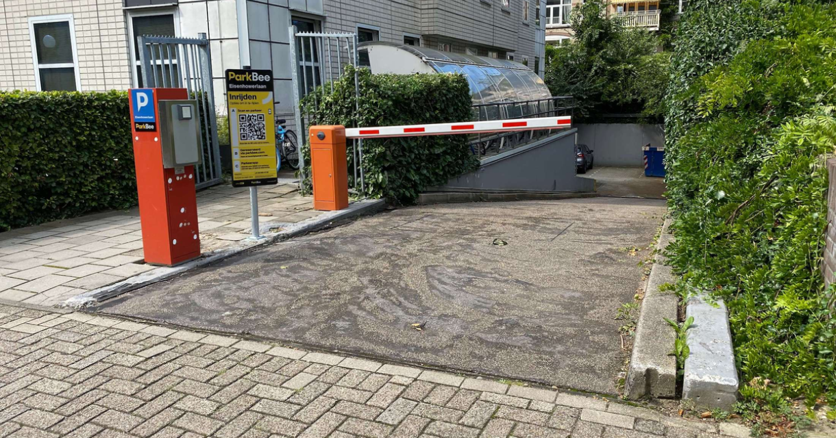 Ingang van parkeergarage ParkBee Eisenhowerlaan (c) ParkBee Ingang van parkeergarage ParkBee Eisenhowerlaan (c) ParkBee