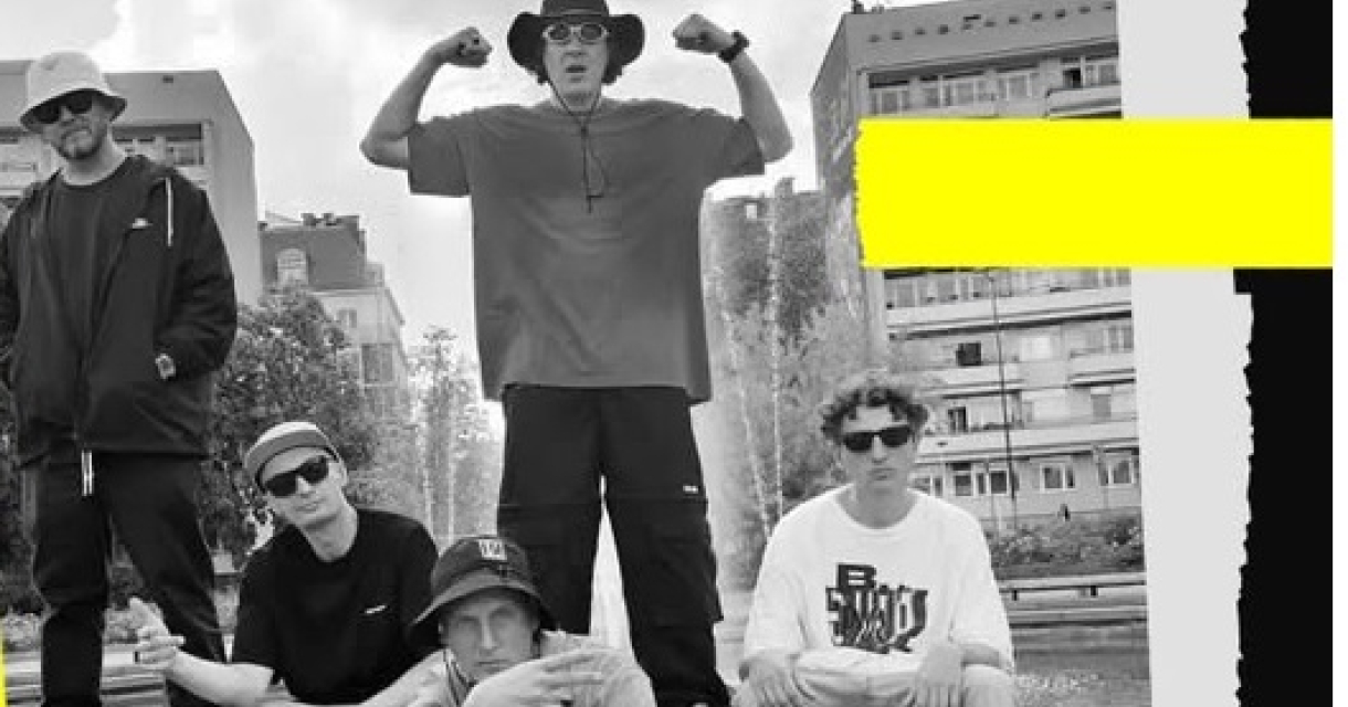 Zwart wit foto van band JWP in urban rap setting met gele strook. Zwart wit foto van band JWP in urban rap setting met gele strook.