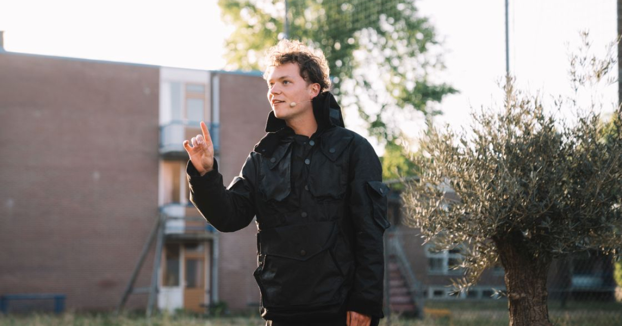 Acteur speelt buiten op locatie bij De Helena (c) Tibor Dieters Acteur speelt buiten op locatie bij De Helena (c) Tibor Dieters
