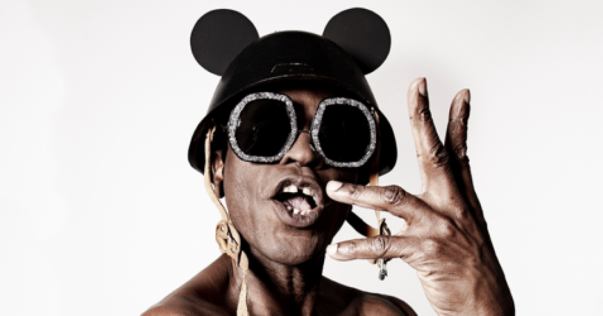 Portret van rapper Eek-A-Mouse met mickey mouse oren op. Portret van rapper Eek-A-Mouse met mickey mouse oren op.