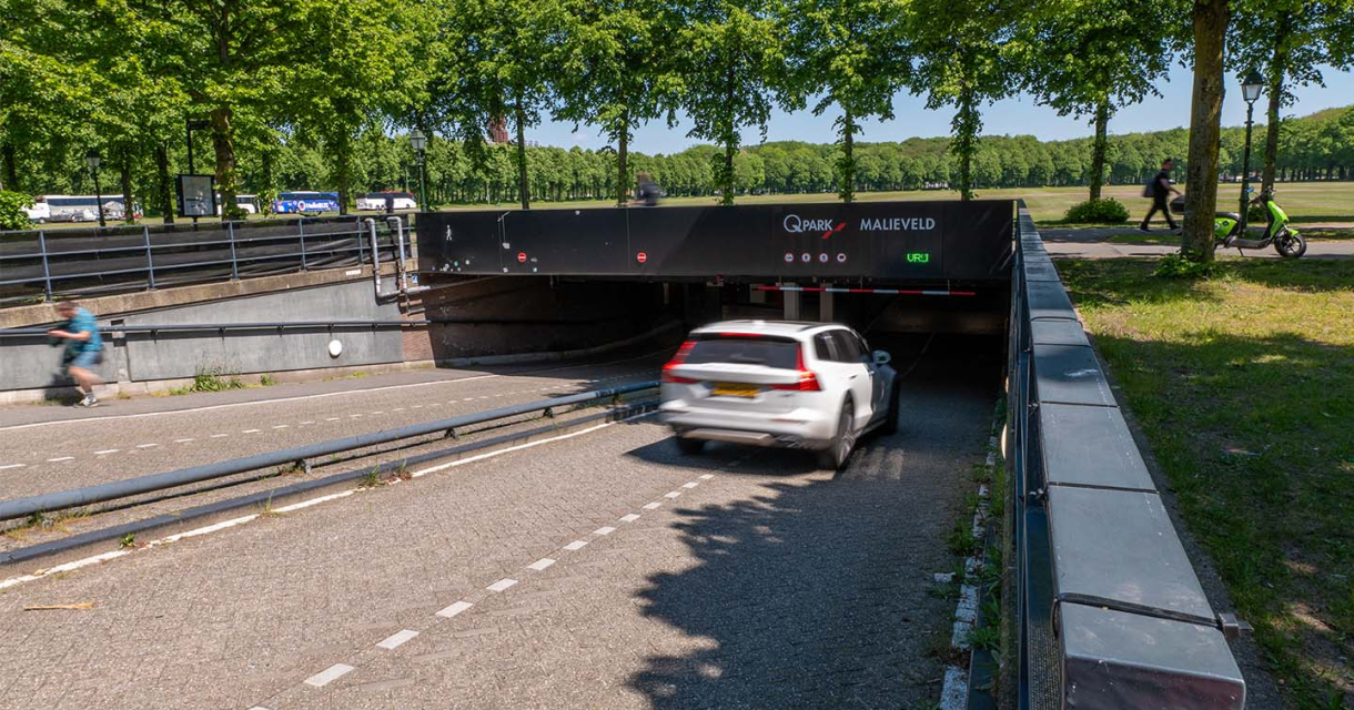 Een auto die een parkeergarage in rijdt (c) Q-Park Een auto die een parkeergarage in rijdt (c) Q-Park