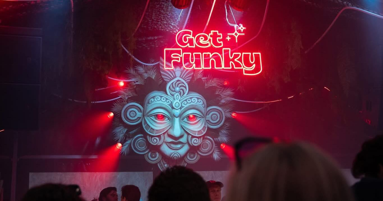 Publiek danst onder rood neonlicht bij Get Funky feest (c) Get Funky NL Publiek danst onder rood neonlicht bij Get Funky feest (c) Get Funky NL