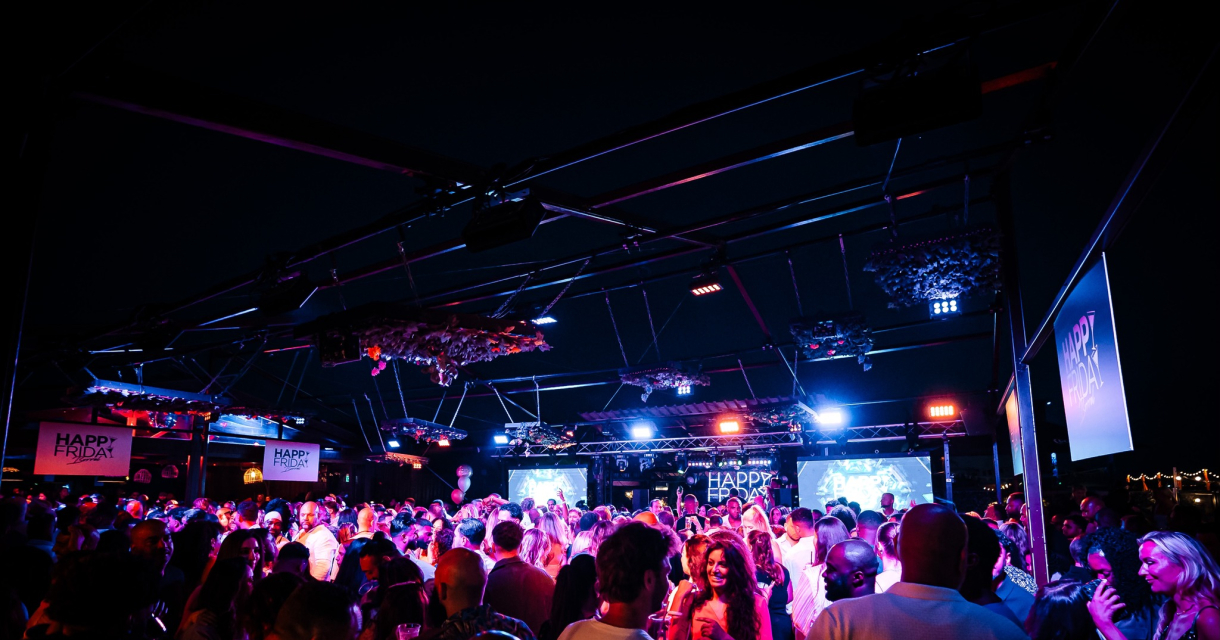 Drukke dansvloer tijdens Happy Friday borrel Drukke dansvloer tijdens Happy Friday borrel