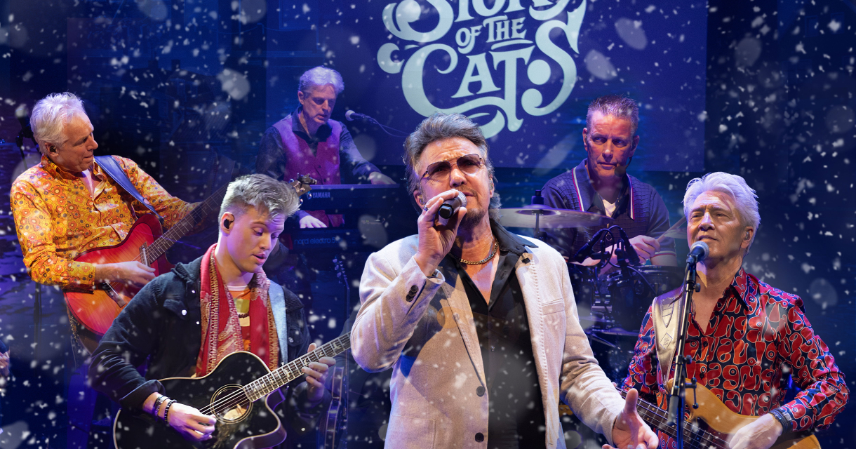 Promotiebeeld voor the story of the cats. De bandleden staan afgebeeld met hun instrumenten op het podium en worden omgeven door sneeuw. Promotiebeeld voor the story of the cats. De bandleden staan afgebeeld met hun instrumenten op het podium en worden omgeven door sneeuw.