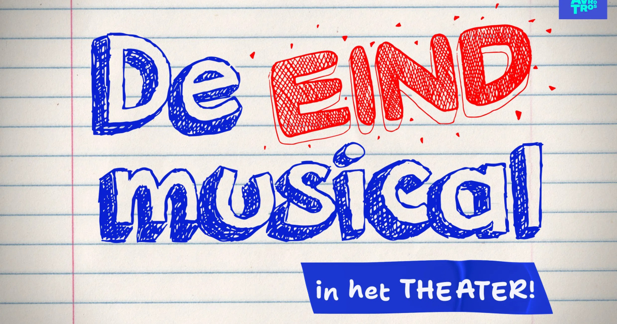 Promotiebeeld van "De Eindmusical" met kleurrijke letters op lijntjespapier geschreven met pen en de tekst "in het THEATER!" onderaan. Promotiebeeld van "De Eindmusical" met kleurrijke letters op lijntjespapier geschreven met pen en de tekst "in het THEATER!" onderaan.
