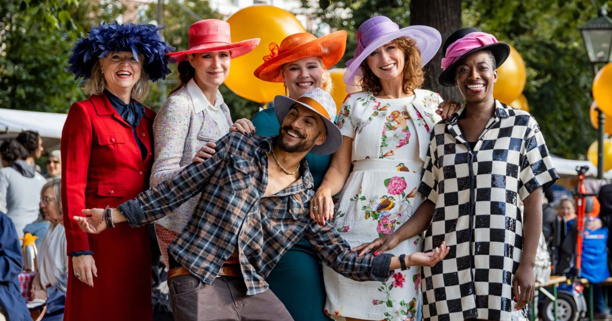 Bezoekers in kleurrijke outfits en hoedjes op Prinsjesfestival Bezoekers in kleurrijke outfits en hoedjes op Prinsjesfestival