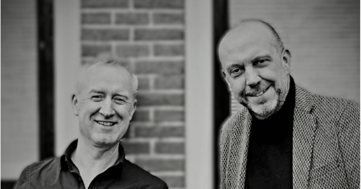 Portret zwart wit Cordenier & Casteleyn in deurpost.