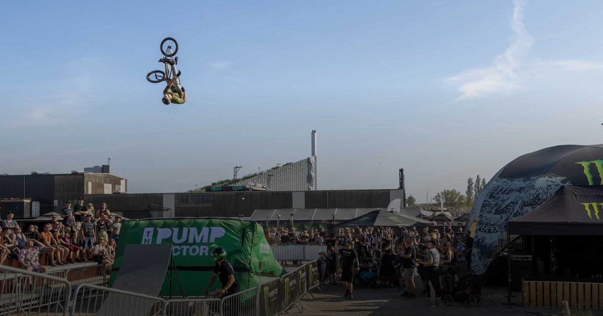 BMX-stunt in de lucht voor publiek bij pumptrack event (c) Pumpfactory BMX-stunt in de lucht voor publiek bij pumptrack event (c) Pumpfactory
