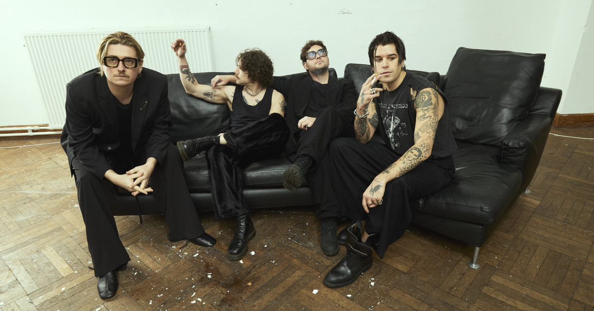 Bandfoto met de bandleden van Belgische band Sons in zwart nonchalante look in rock n roll setting met vieze parketvloer. Bandfoto met de bandleden van Belgische band Sons in zwart nonchalante look in rock n roll setting met vieze parketvloer.