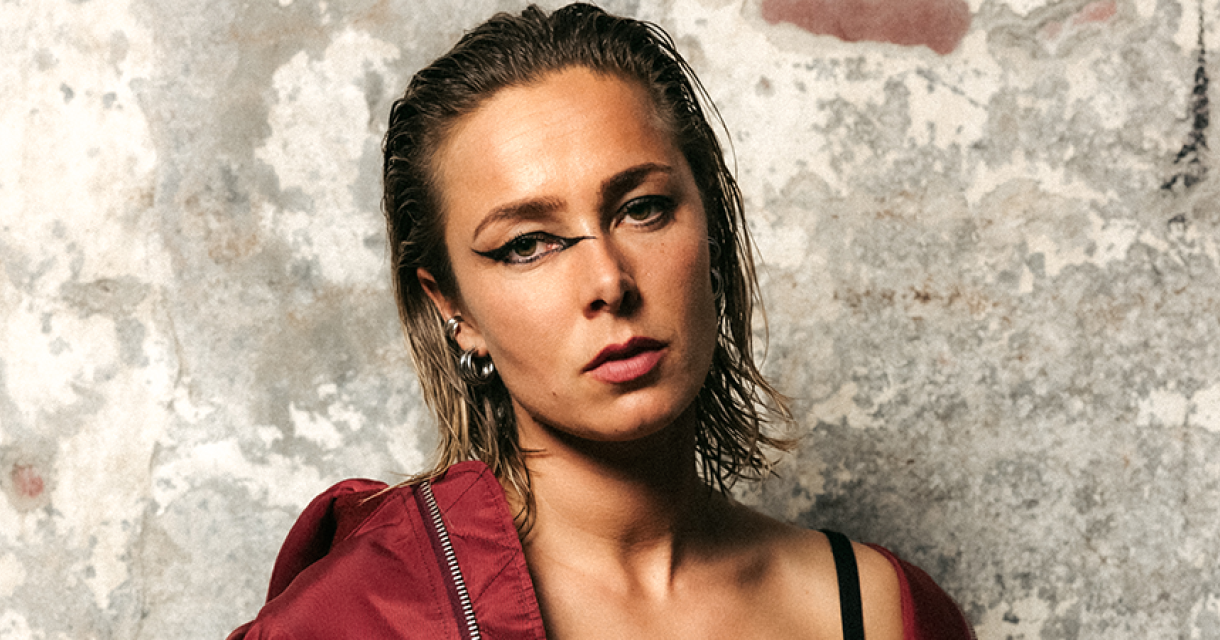 Portret van zangeres Sera tegen cement achtergrond Portret van zangeres Sera tegen cement achtergrond