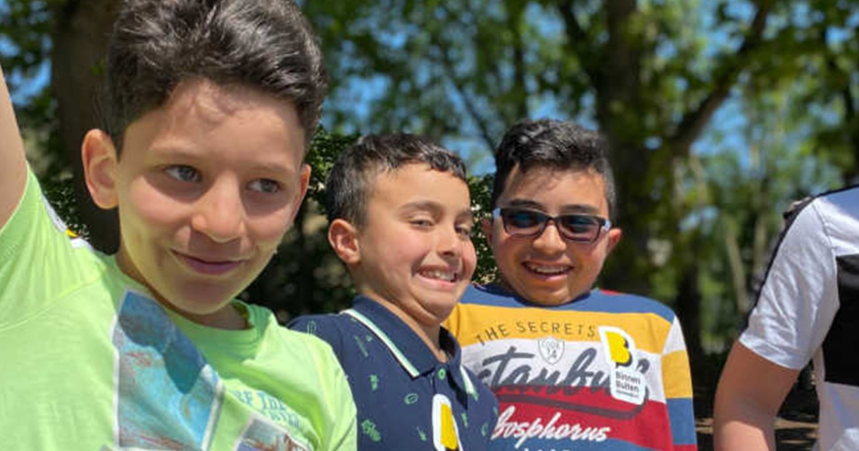 Vier lachende jongens tijdens zomeractiviteit buiten (c) Cultuurschakel Vier lachende jongens tijdens zomeractiviteit buiten (c) Cultuurschakel