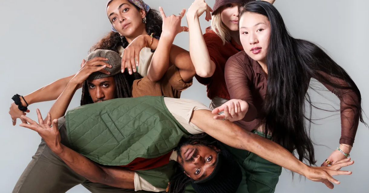Vijf dansers zijn op artistieke wijze met elkaar verbonden door verschillende danshoudingen aan te nemen