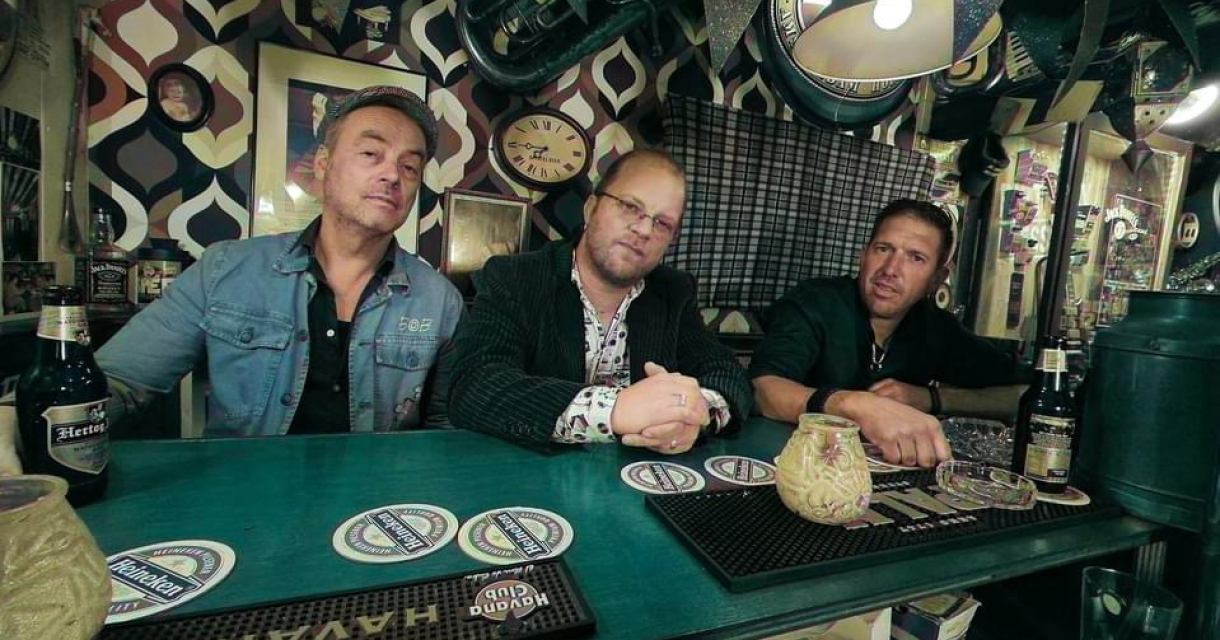 Bluesrocktrio Bas Paardekooper aan de bar Bluesrocktrio Bas Paardekooper aan de bar