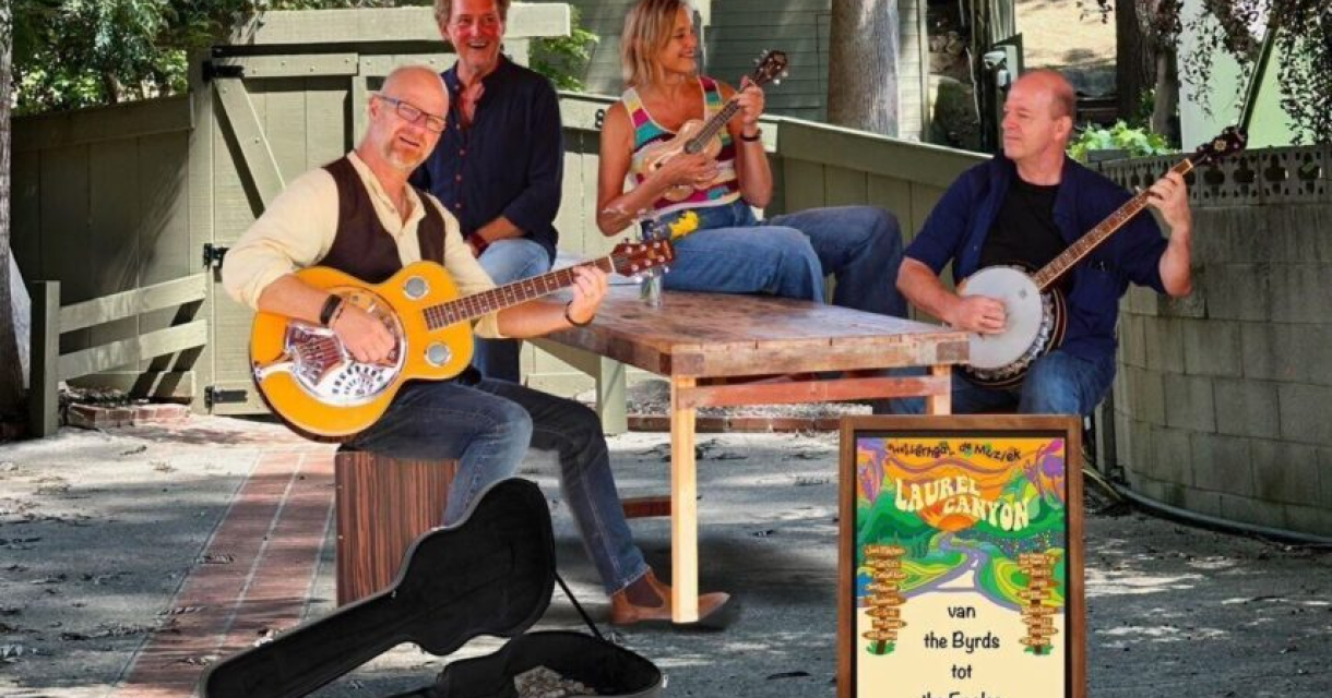 Muzikanten spelen samen buiten op snaarinstrumenten. Muzikanten spelen samen buiten op snaarinstrumenten.