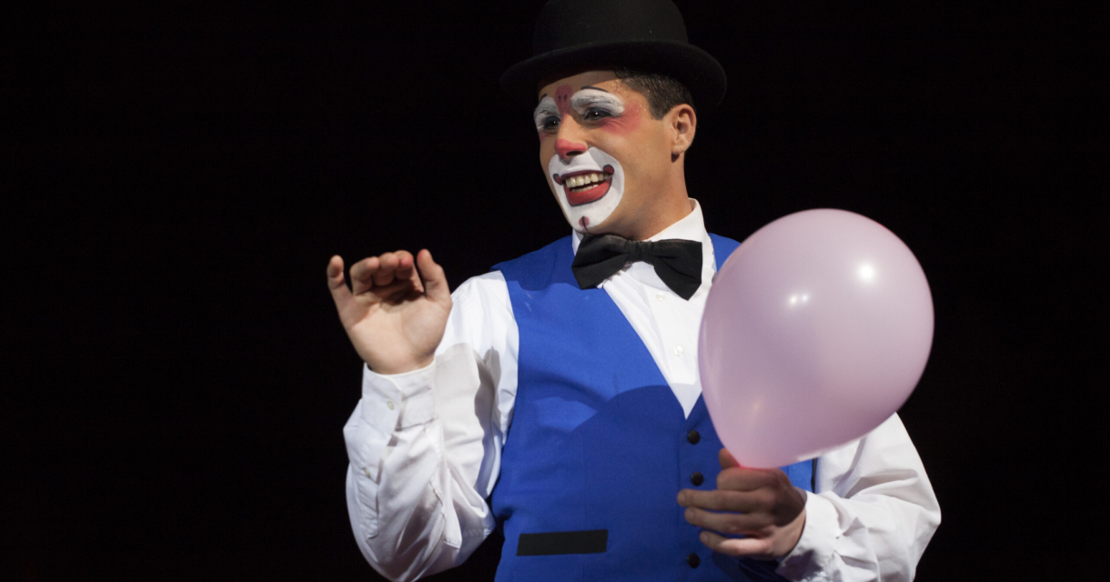 Clown Tonito met een ballon in zijn hand Clown Tonito met een ballon in zijn hand