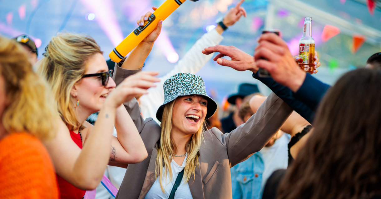 Feestende mensen op een zomers buitenfestival