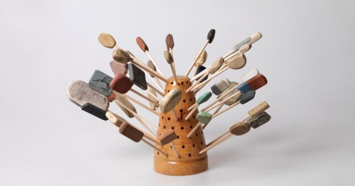 Houten sculptuur met stokjes en gevonden objecten Houten sculptuur met stokjes en gevonden objecten