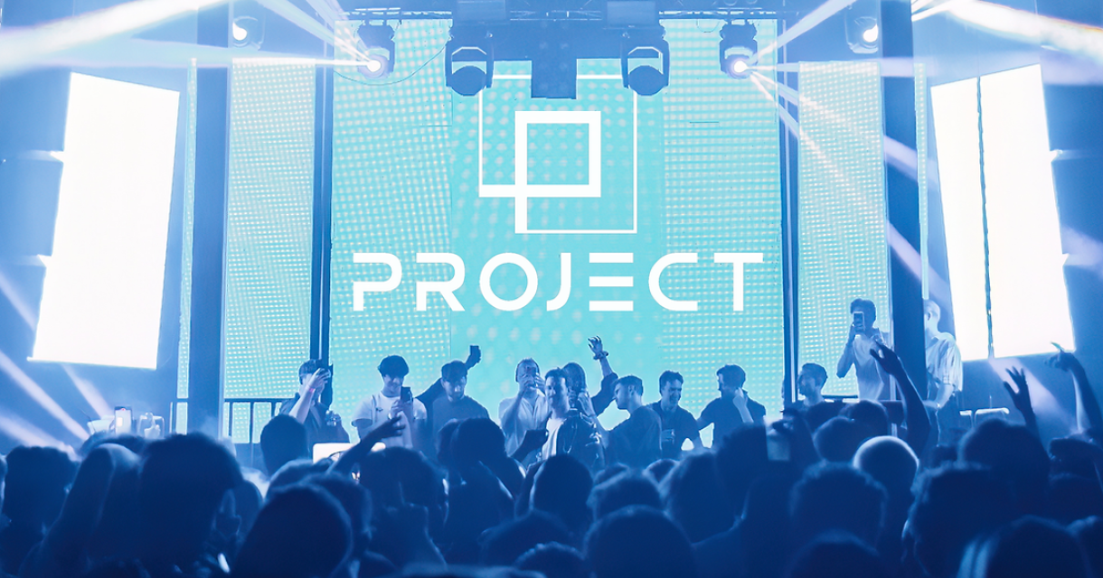 Drukke clubavond met lichtshow en DJ op podium (c) Project 