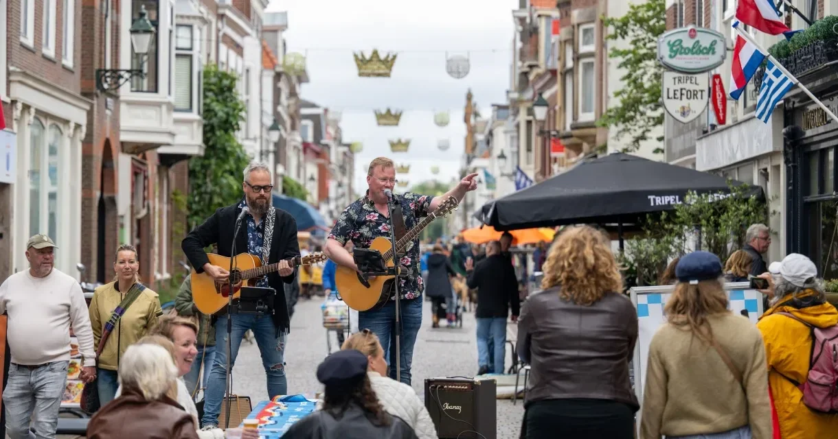 Straatoptreden met gitaristen en publiek Straatoptreden met gitaristen en publiek