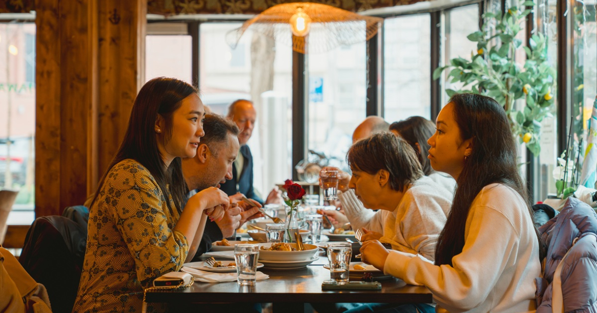 Mensen eten en praten samen in een restaurant Mensen eten en praten samen in een restaurant