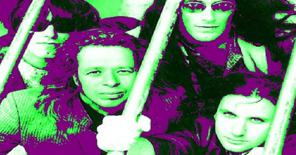 Banner van Ace Tones in neon kleuren groen met paars wat past bij de garagerock in de jaren ’90. Banner van Ace Tones in neon kleuren groen met paars wat past bij de garagerock in de jaren ’90.