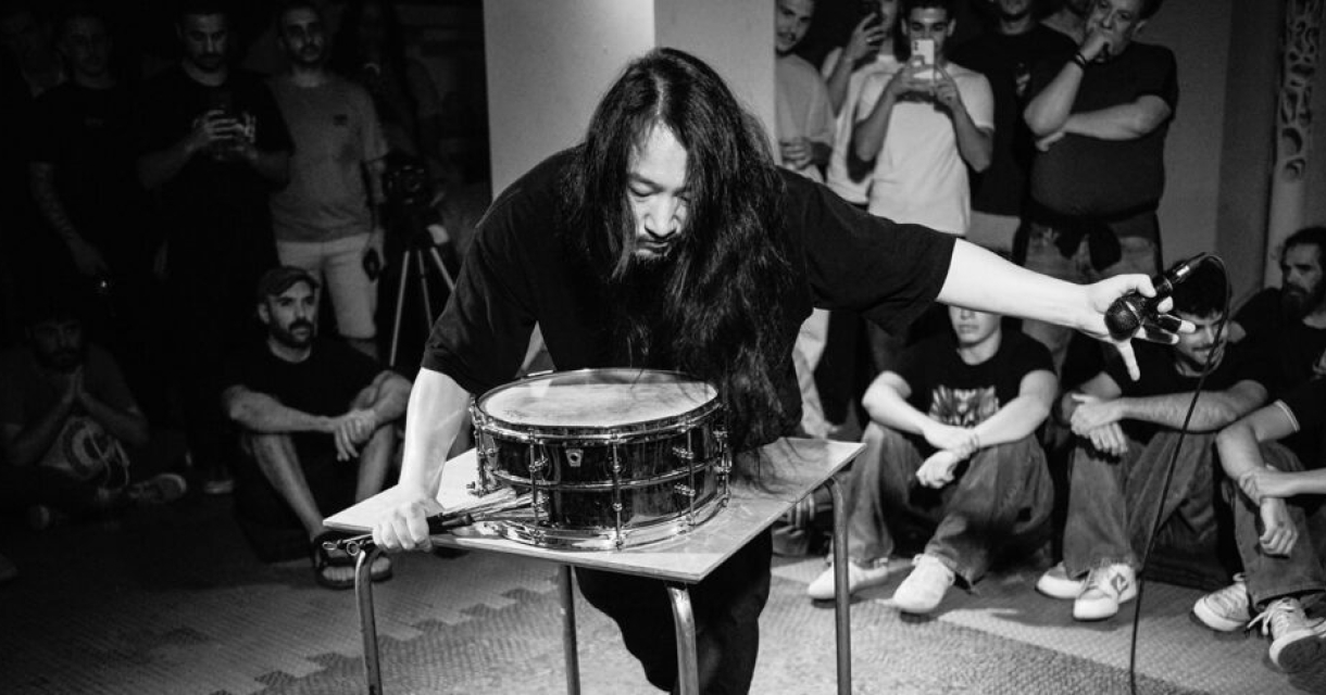 Zwart wit portret van snare-drumsolospeler Ryosuke Kiyasu die de percussie een nieuwe definitie heeft gegeven.