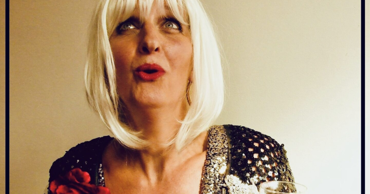 Vrouw in glitterjurk met blond haar en glas wijn Vrouw in glitterjurk met blond haar en glas wijn