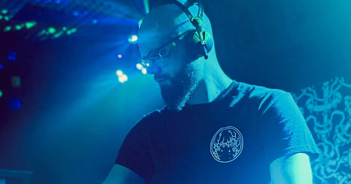 DJ Demanufacturer achter dj-set in blauw licht. DJ Demanufacturer achter dj-set in blauw licht.