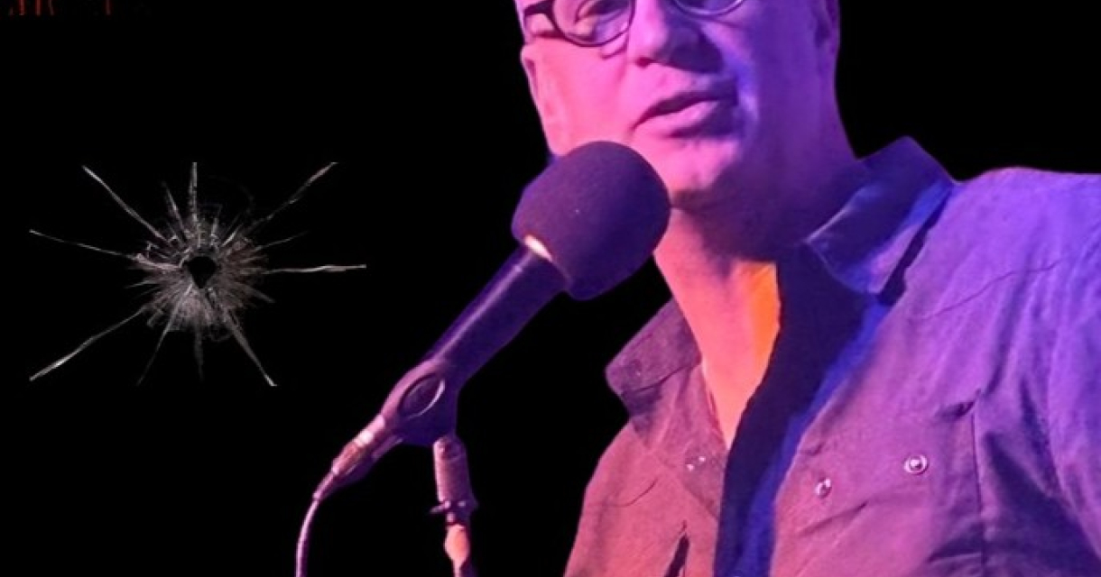Man met bril zingt in microfoon op filmframe Man met bril zingt in microfoon op filmframe