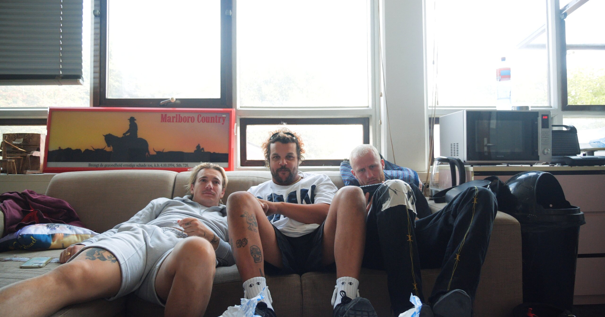 Goldband chillend op een bank in recordstudio Foto: Olivier S. Garcia Goldband chillend op een bank in recordstudio Foto: Olivier S. Garcia