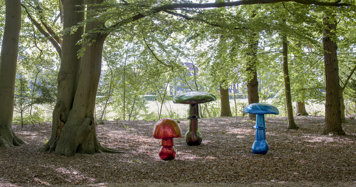 Kunstwerk Mushrooms door Sylvie Fleury in beeldentuin Clingenbosch Foto: Voorlinden