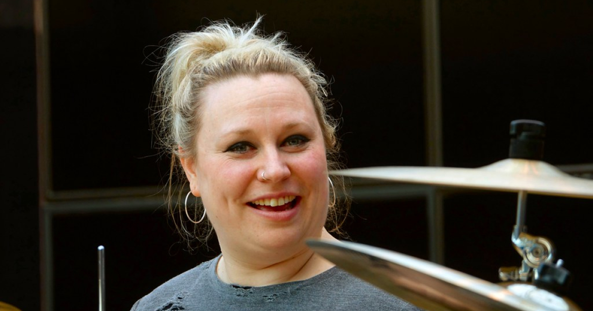 Portret van drummer Sarah Lavinia Feenstra blij achter drumstel. Portret van drummer Sarah Lavinia Feenstra blij achter drumstel.