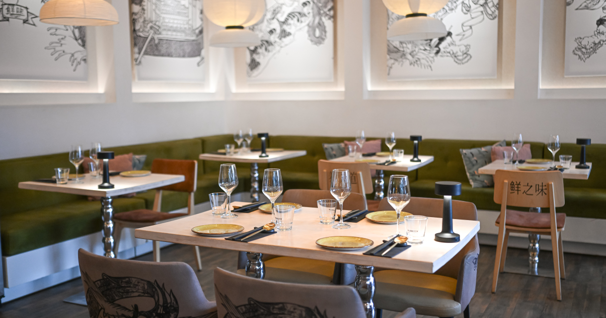 Modern Aziatisch restaurant Umamai by Hanmet artistieke details, sfeerverlichting en fraai gedekte tafels. Modern Aziatisch restaurant Umamai by Hanmet artistieke details, sfeerverlichting en fraai gedekte tafels.
