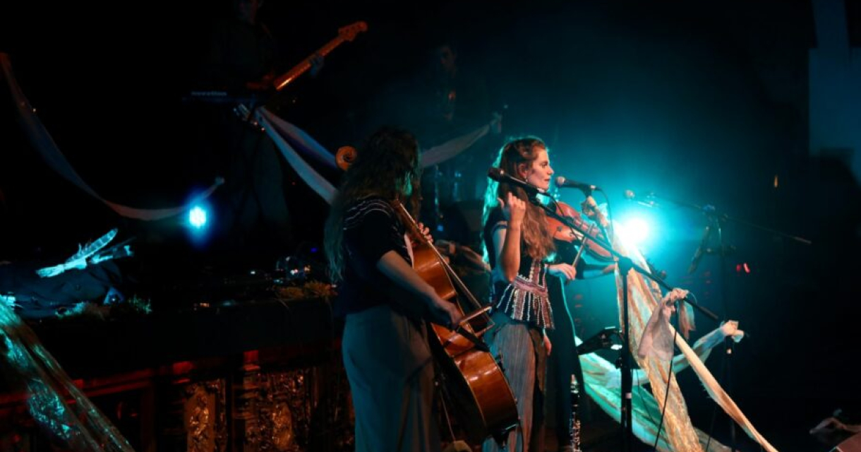 Concert foto ter sfeerimpressie van het  festival gericht op energieke en kleurrijke sound uit India en Latijns-Amerika.