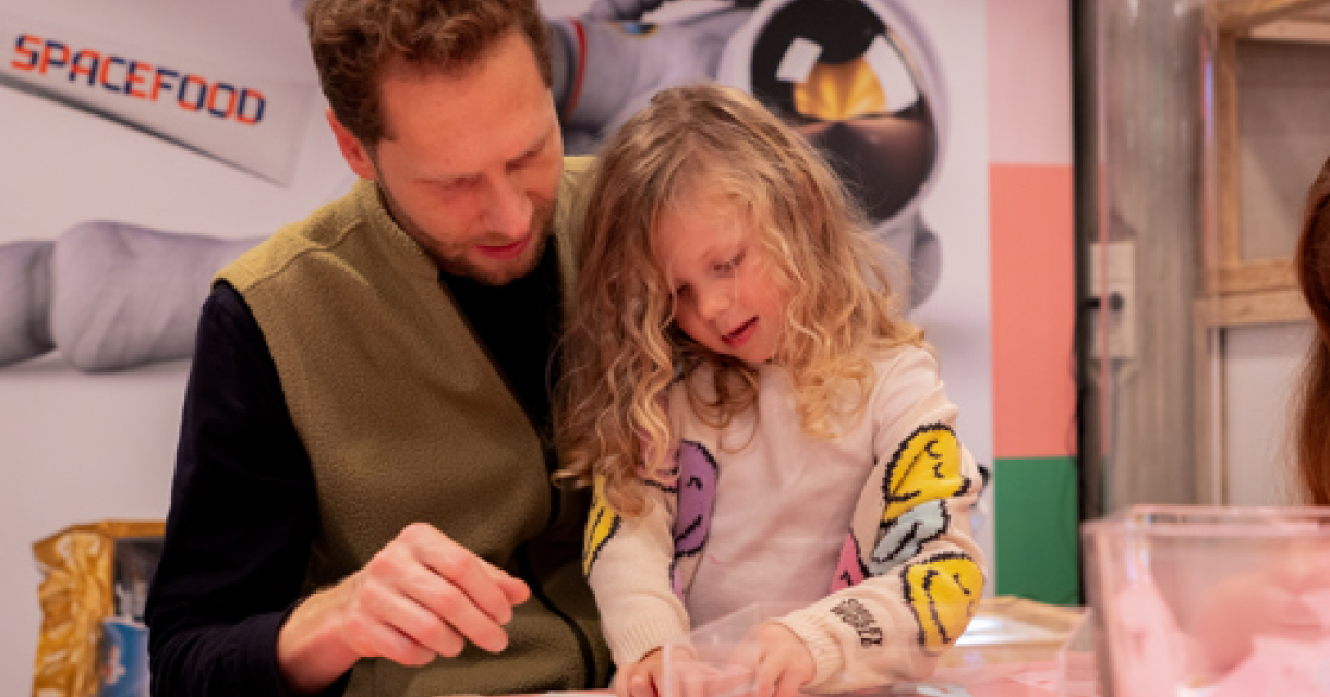 Vader en dochter knutselen samen in Spacefood-lab Vader en dochter knutselen samen in Spacefood-lab