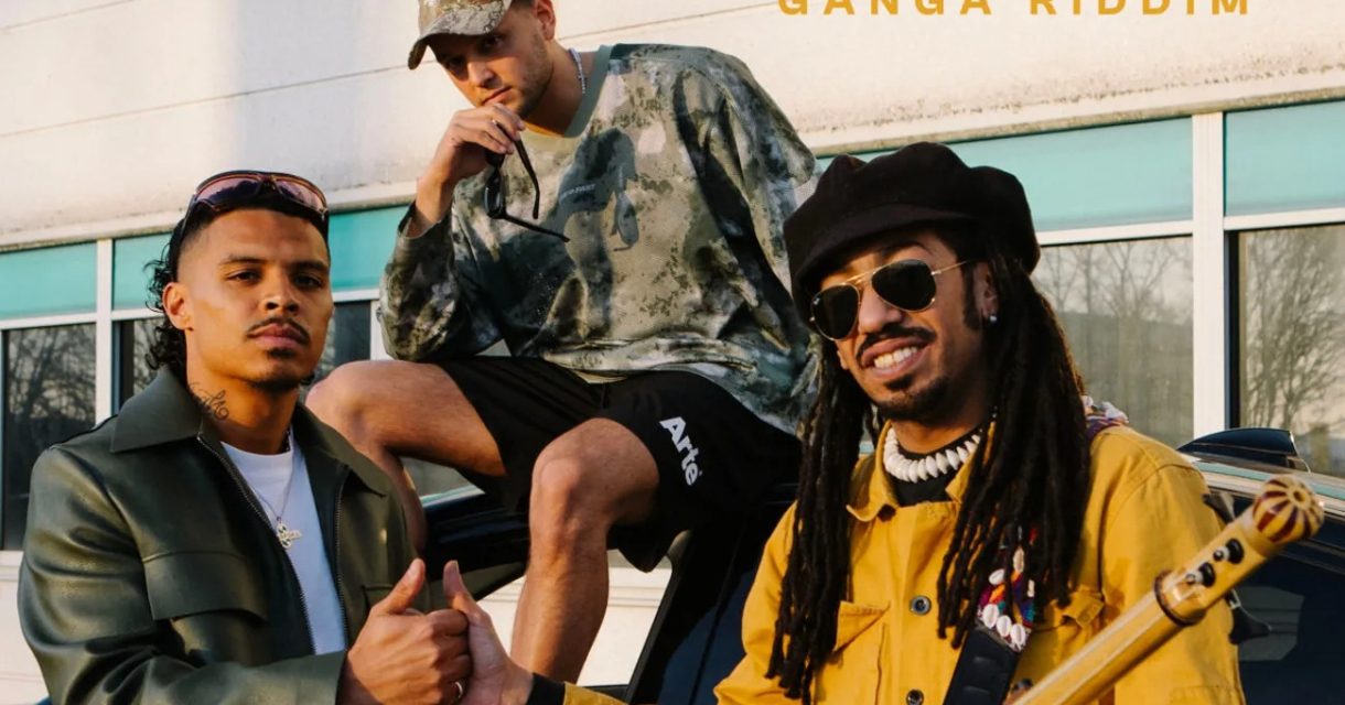 Promotiebeeld voor ganga-riddim: Jarreau Vandal en Mehdi Nassouli geven elkaar een handshake voor een auto met op het dak nog een derde man. Jarreau draagt een groene jas en kijkt serieus, Mehdi kijkt lachend de camera in.   