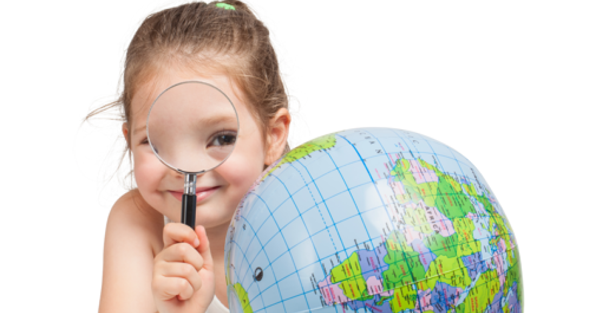 Meisje met vergrootglas en wereldbol Meisje met vergrootglas en wereldbol