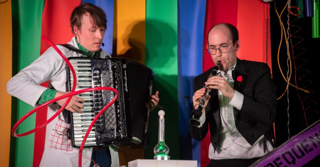 Twee muzikanten spelen accordeon en klarinet op podium Twee muzikanten spelen accordeon en klarinet op podium