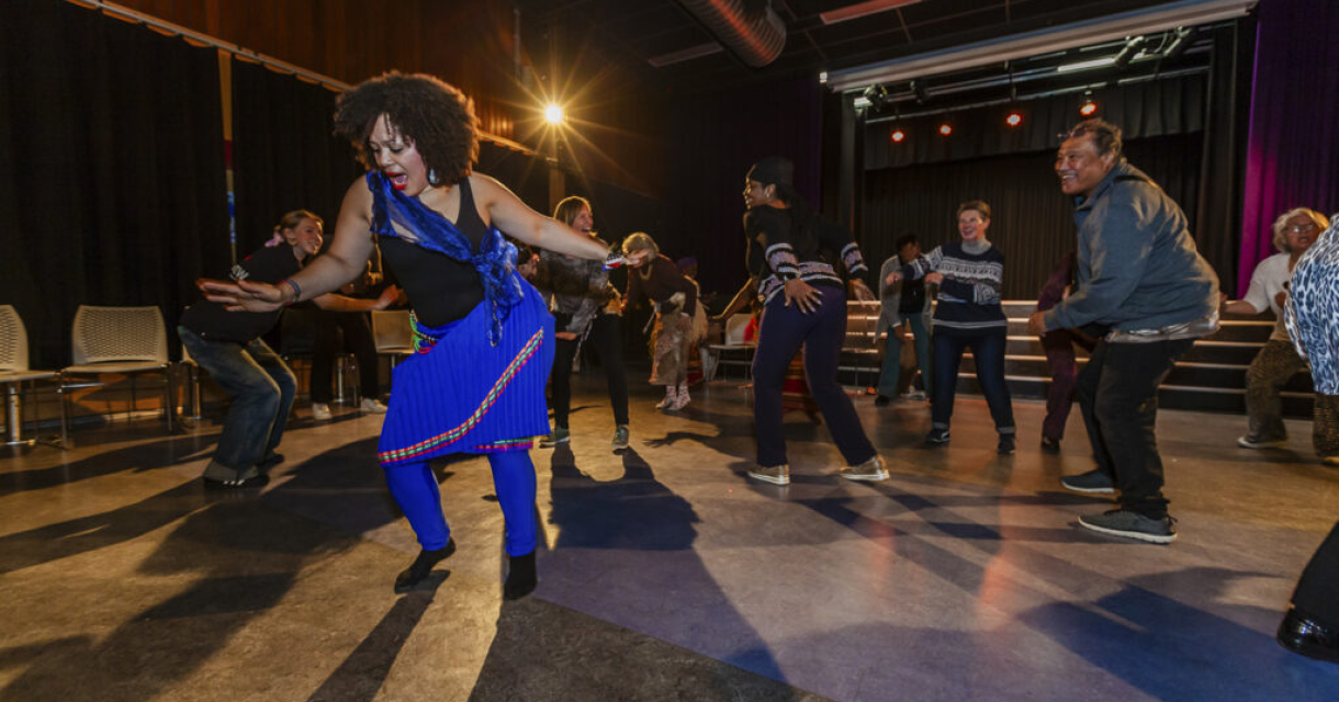 Groep mensen danst samen in een feestelijke zaal Groep mensen danst samen in een feestelijke zaal
