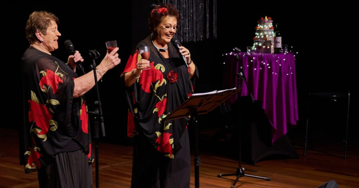 Loes en Loes zingen en proosten in Theater Dakota