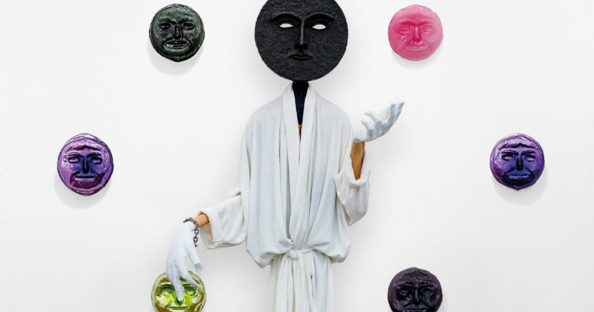 Kunstwerk figuur met zwart masker en gekleurde maskers Kunstwerk figuur met zwart masker en gekleurde maskers