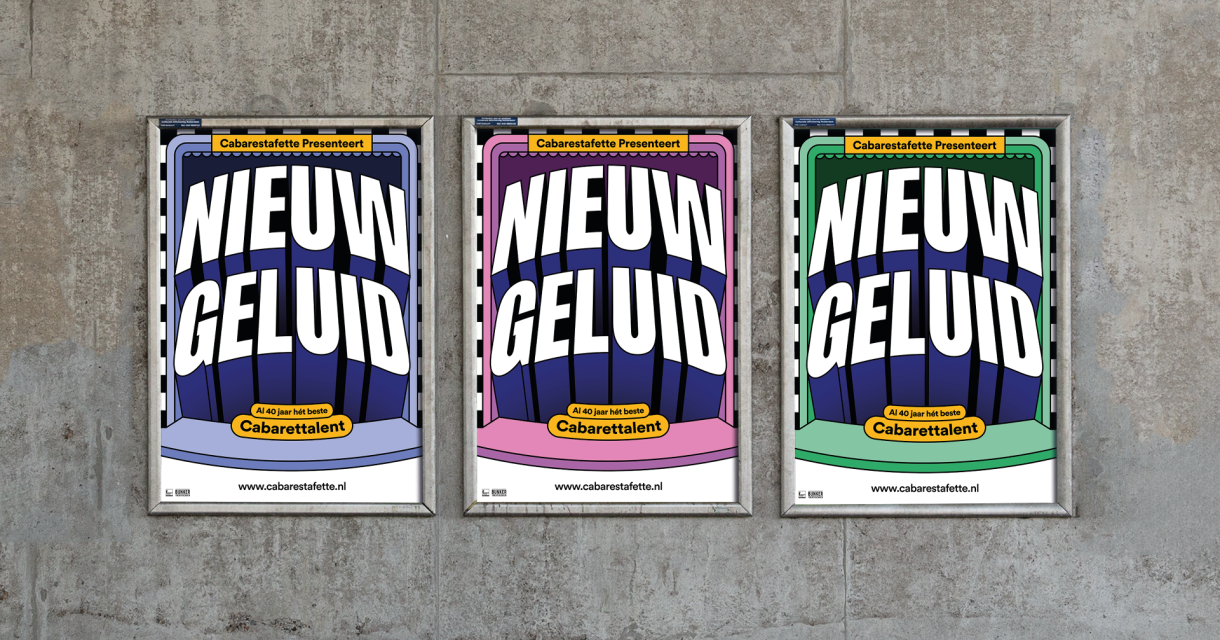 Een grijze muur met drie kleurrijke promotieposters voor cabarestafette nieuw geluid