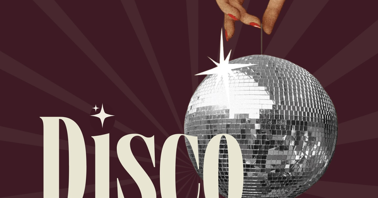 Vrouwenhand die een discobal omhoog houdt als aankondiging van een discobingo